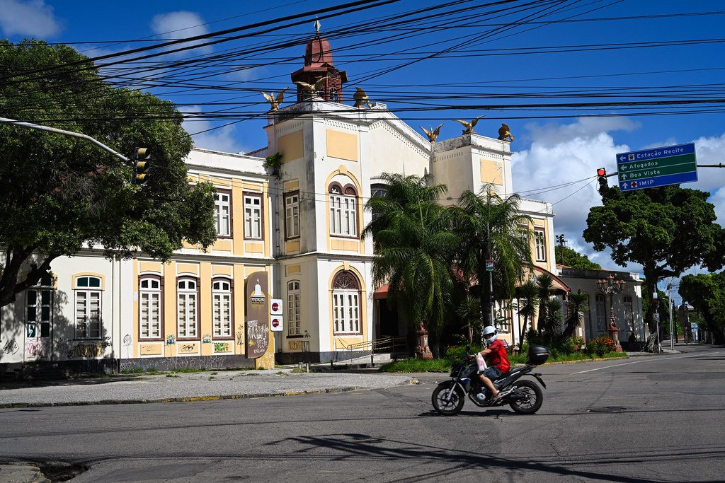 Adolescente de 16 anos é baleado após roubo de celular no centro do Recife