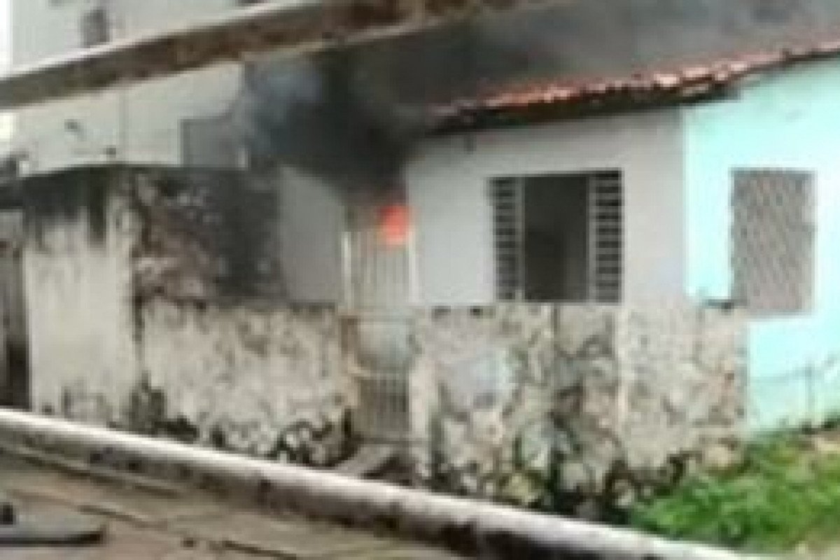Homem é Preso em Cajueiro Seco após incendiar casa por suspeita de traição