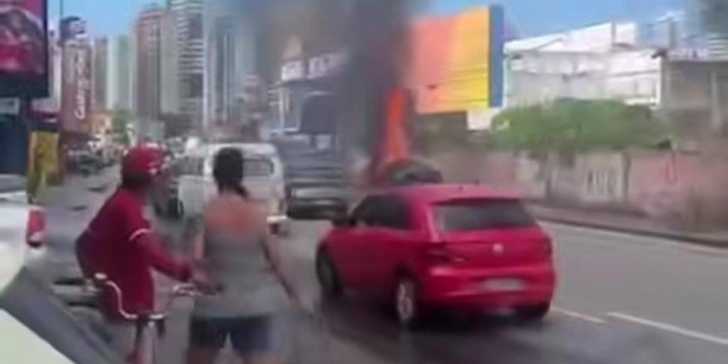 Carro pega fogo próximo ao Shopping Guararapes
