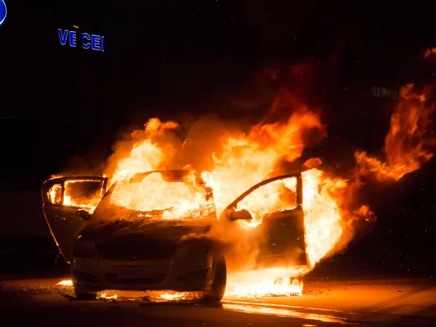 Pessoa morre carbonizada após ataque a tiros em Ponte dos Carvalhos