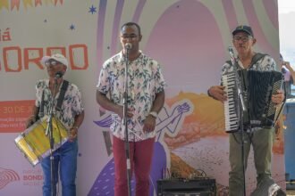 Barraca de roupas em feira de rua, imagem de arquivo ilustrativa de bazar