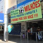 Apostadores da Mega-Sena em casa lotérica em fotografia de arquivo de 2011
