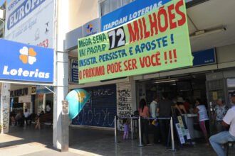 Apostadores da Mega-Sena em casa lotérica em fotografia de arquivo de 2011