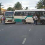 Micro-ônibus de transporte complementar em fotografia de arquivo de 2008