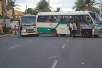 Micro-ônibus de transporte complementar em fotografia de arquivo de 2008