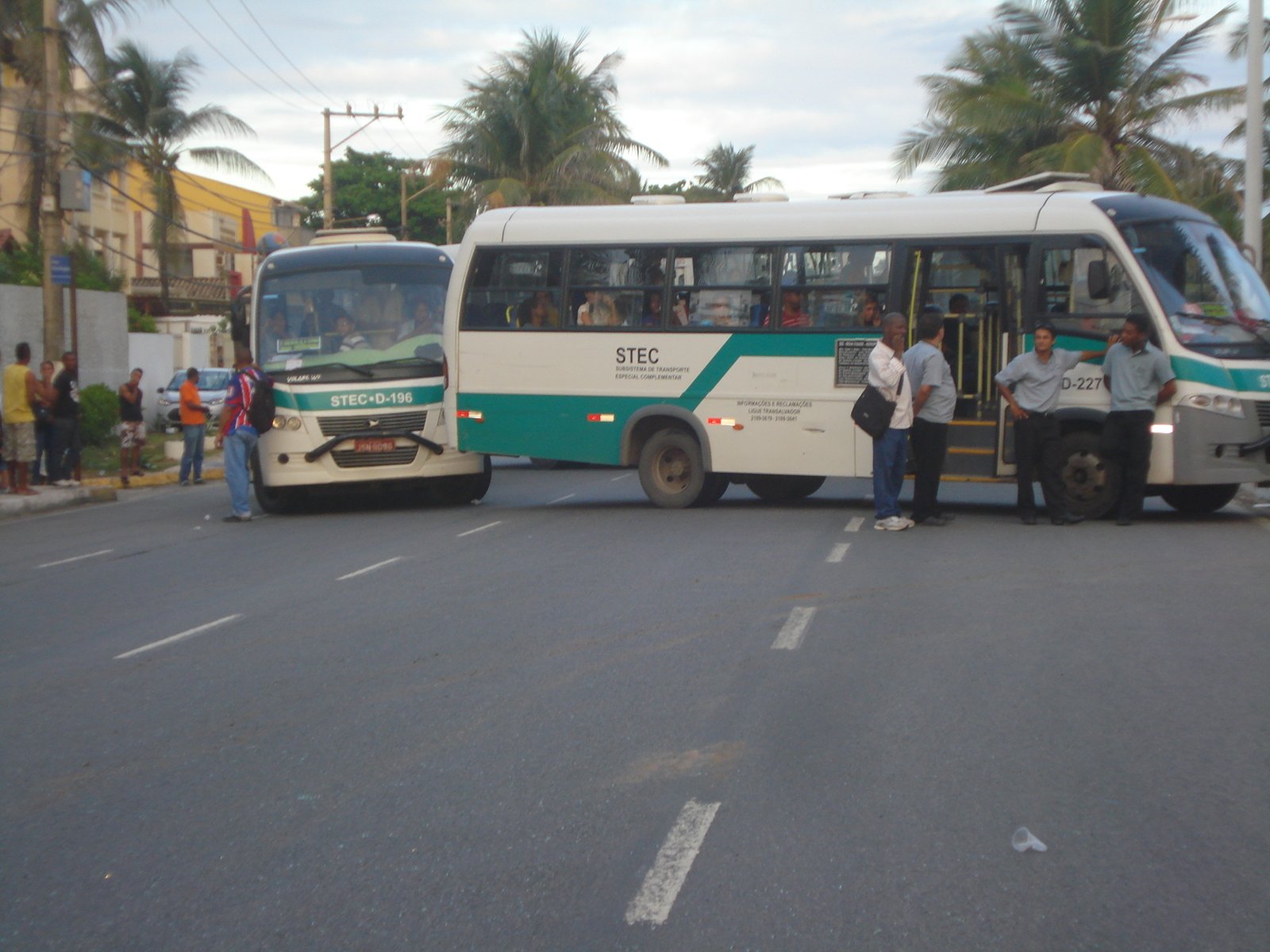 Micro-ônibus desce ladeira de ré, atinge três casas e deixa passageira ferida na UR-11