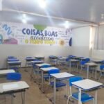 Sala de aula vazia com carteiras; imagem ilustrativa de arquivo