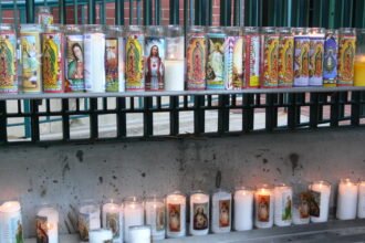 Velas votivas em Dallas em 2009. Foto ilustrativa, não retrata a festa no Curado II.